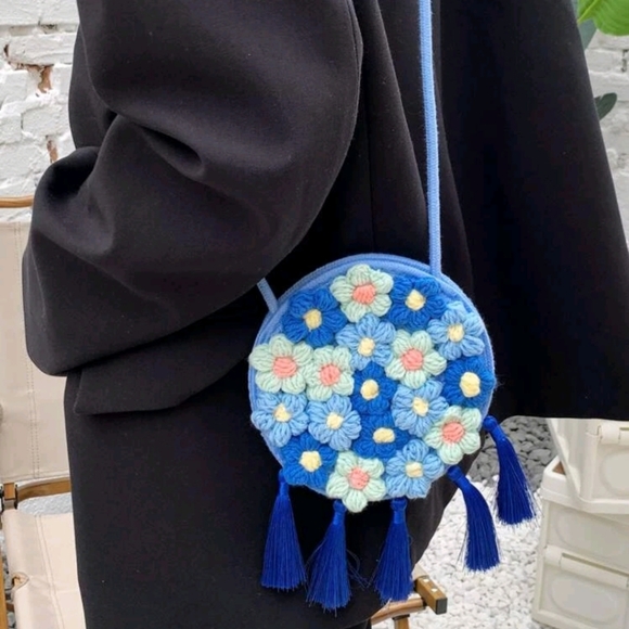 Blue Floral Graphic Crochet Crossbody Bag - Picture 4 of 6